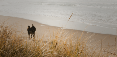 Descubra os benefícios de morar próximo ao mar mesmo fora de temporada e veja como aproveitar a praia no inverno. Conheça um destino ideal para isso.
