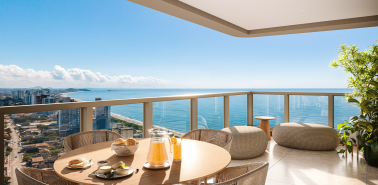 Fachada de uma casa de luxo contemporânea com vista para o mar em Santa Catarina, rodeada por natureza e iluminação natural.