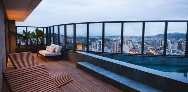 Rooftop do Soul Halsten em Joinville com piscina e vista panorâmica da cidade ao entardecer.